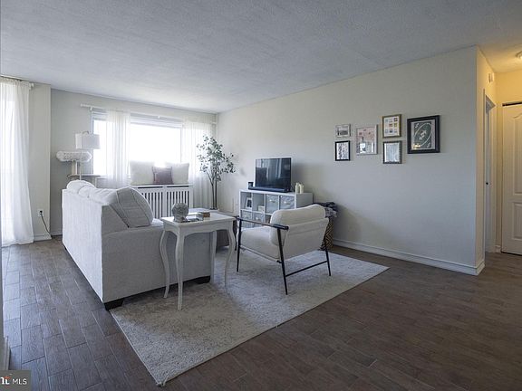 5th image of 2059 Huntington Ave APT 1404