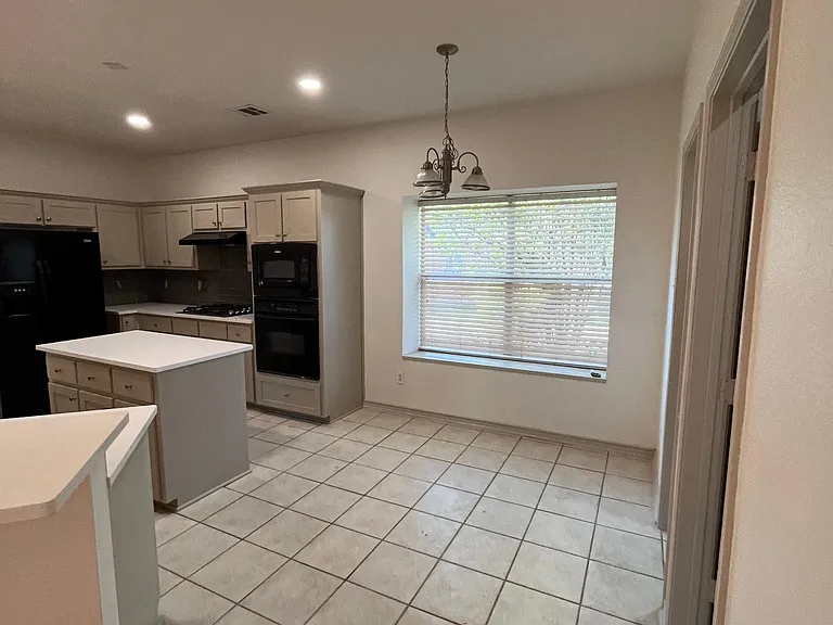 1200 Oakley Dr — Photo 6