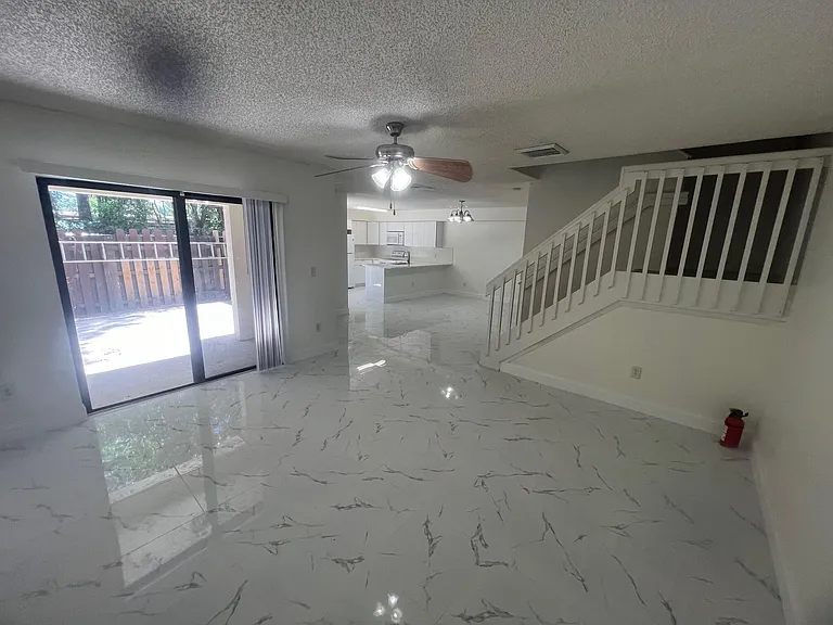 2212 White Pine Cir #B — Photo 9