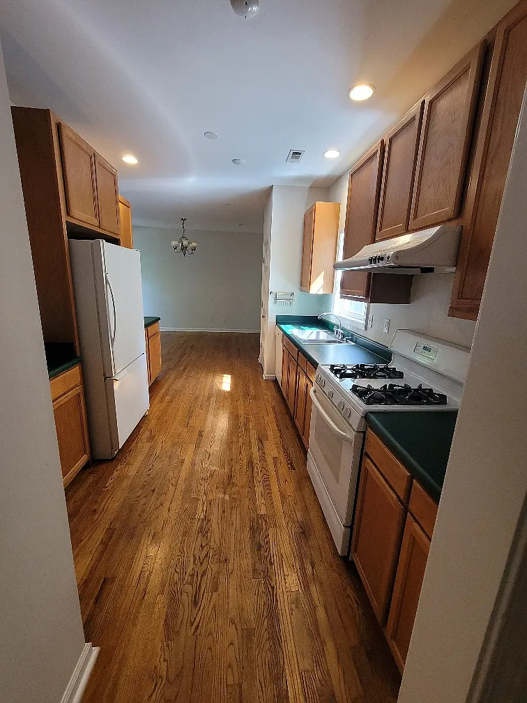 3 bed, 2.5 bath, 1600 sqft, $1,925 — Photo 3