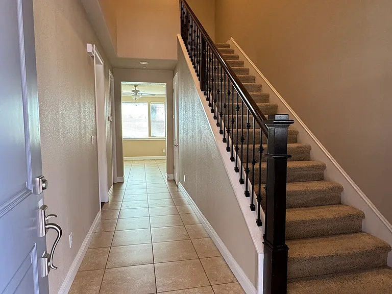 553 Addison Ct — Photo 3