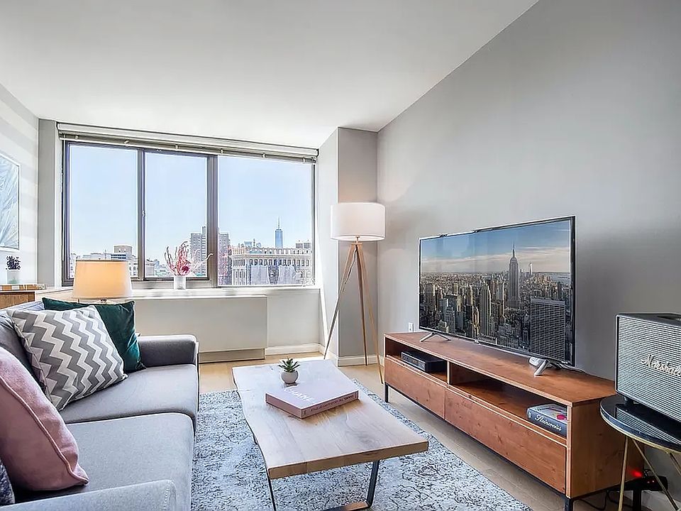 1st image of 1 Union Sq S APT 21