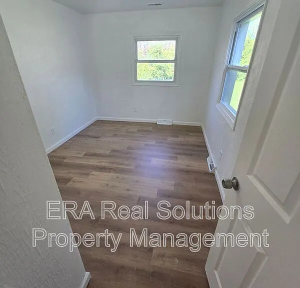 1665 Elaine Rd — Photo 10