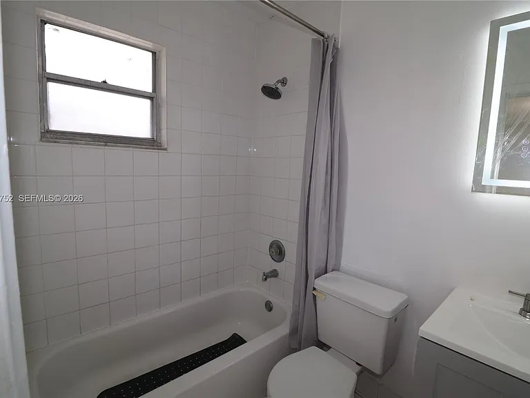 951 SW 7th St #5 — Photo 7