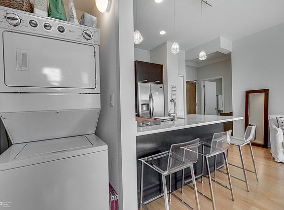 5th image of 1550 W Cornelia Ave APT 406