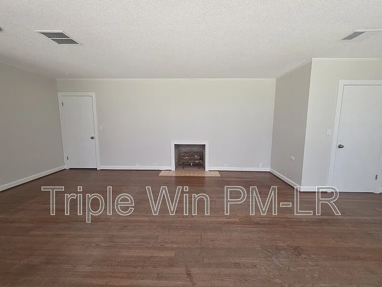 318 W Bell St — Photo 7
