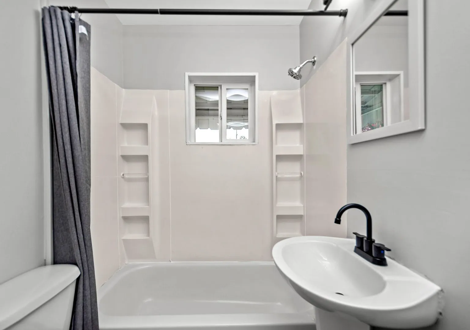 Beautiful 3 bedroom home in Munhall available November 1! — Photo 2