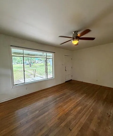 1306 Delano St — Photo 3
