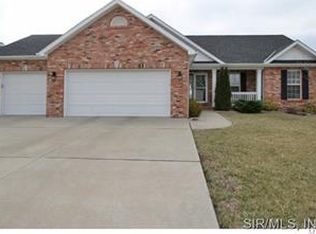 108 E Oakshire Dr E, Glen Carbon, IL 62034