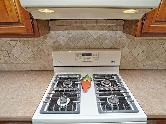 5th image of 6788 Larchmont Dr