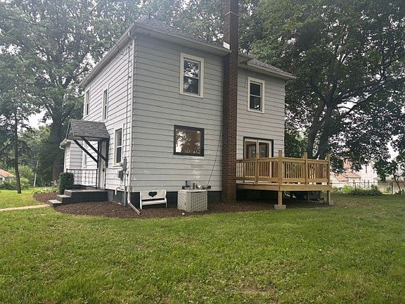 3rd image of 111 Douglas St