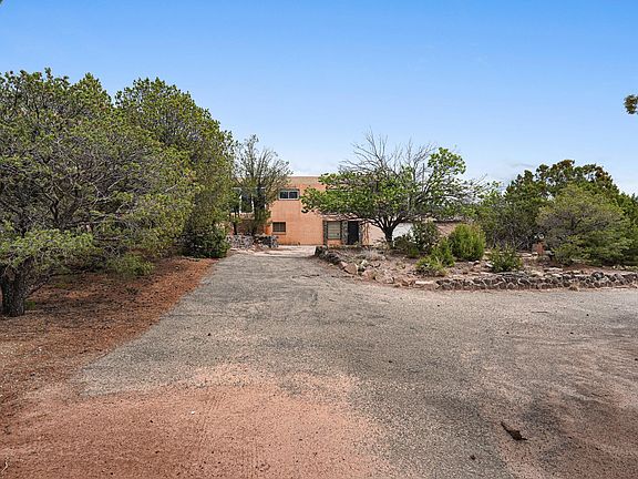 4th image of 1023 Bishops Lodge Rd