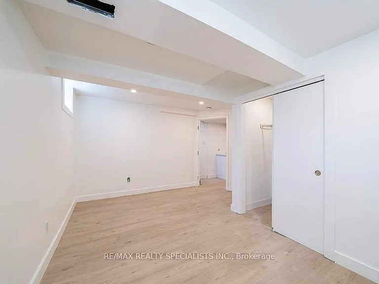 29 Goodwood Ave #LOWER — Photo 12