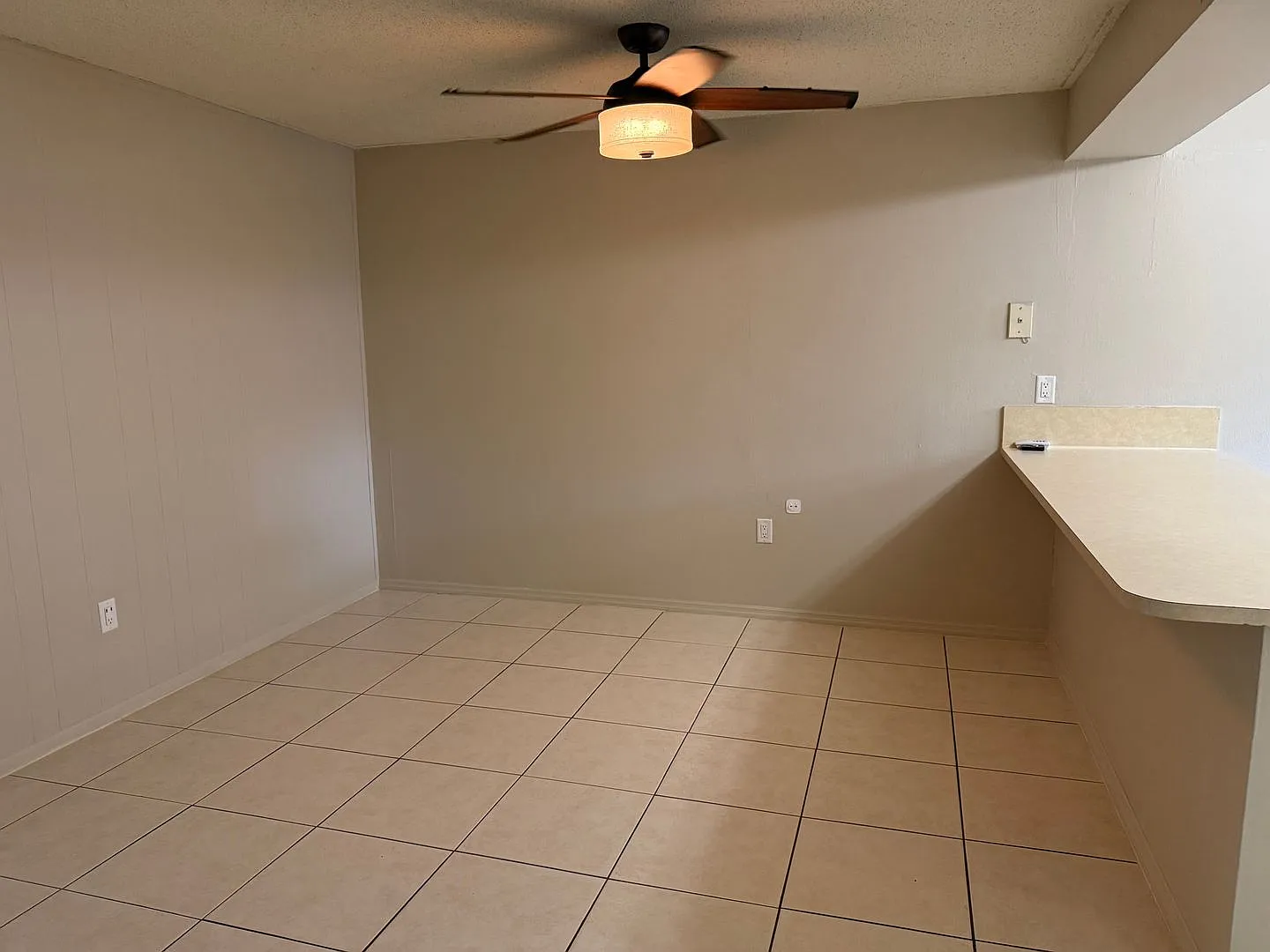 * Move In Special * 1/2 Off 2nd Month's Rent!! Spacious 876 Sf Unit - 2 Bd / 1 Ba Near Uf - Brand... — Photo 3
