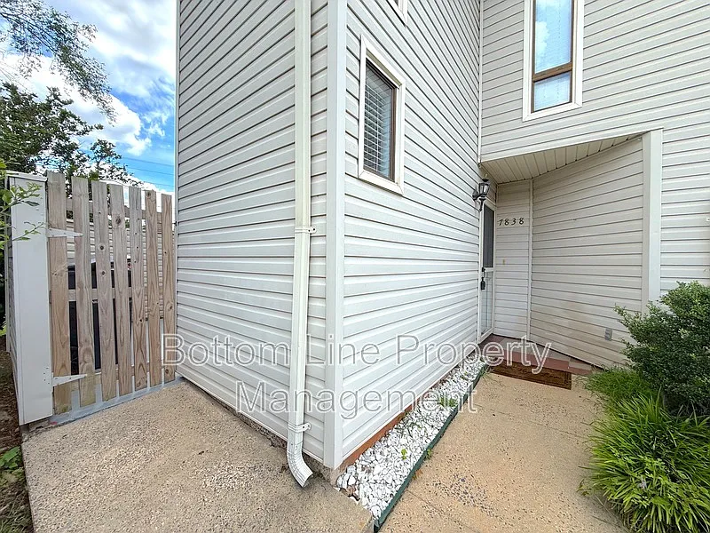 2 bed, 2.5 bath, 1410 sqft, $1,600 — Photo 2