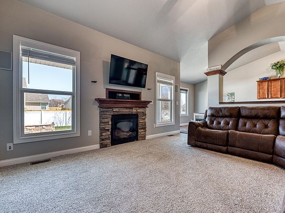 3rd image of 675 SE Carefree Ln
