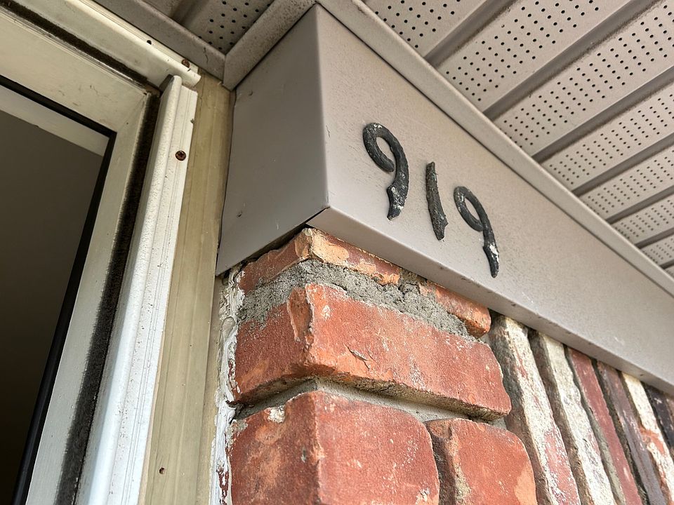 1st image of 919 W Boundary St