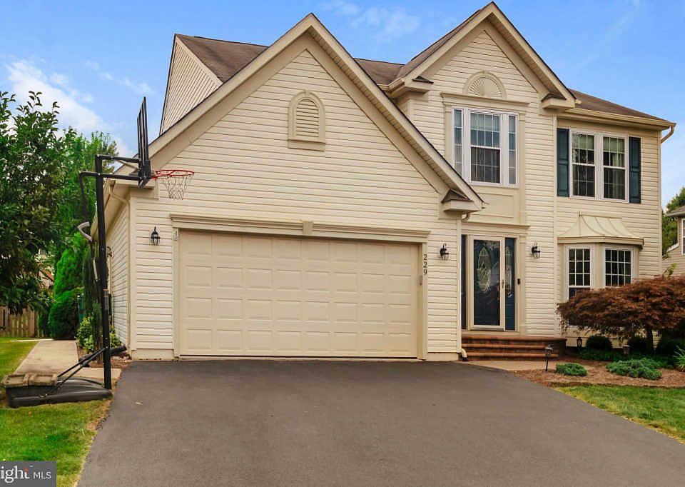 2nd image of 229 Rolling Glen Ln