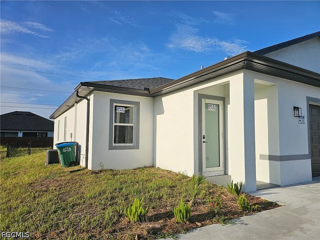 3 bed, 2.0 bath, 1249 sqft, $1,900 — Photo 2