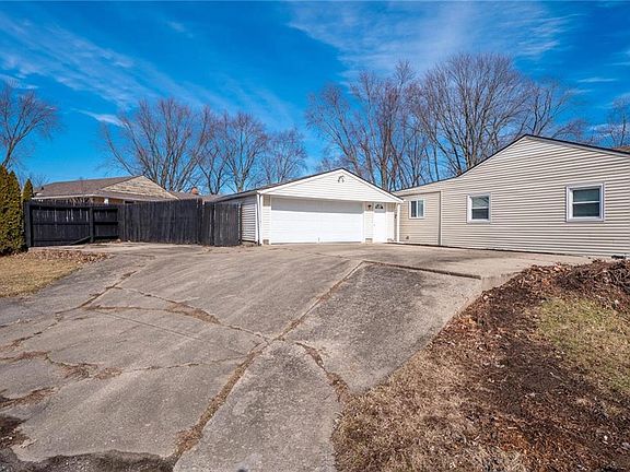 4th image of 650 Arthur Dr