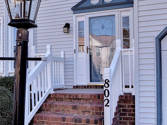 3rd image of 802 Marquette Ct