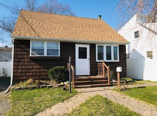 26 W Clearwater Rd, Lindenhurst, NY 11757