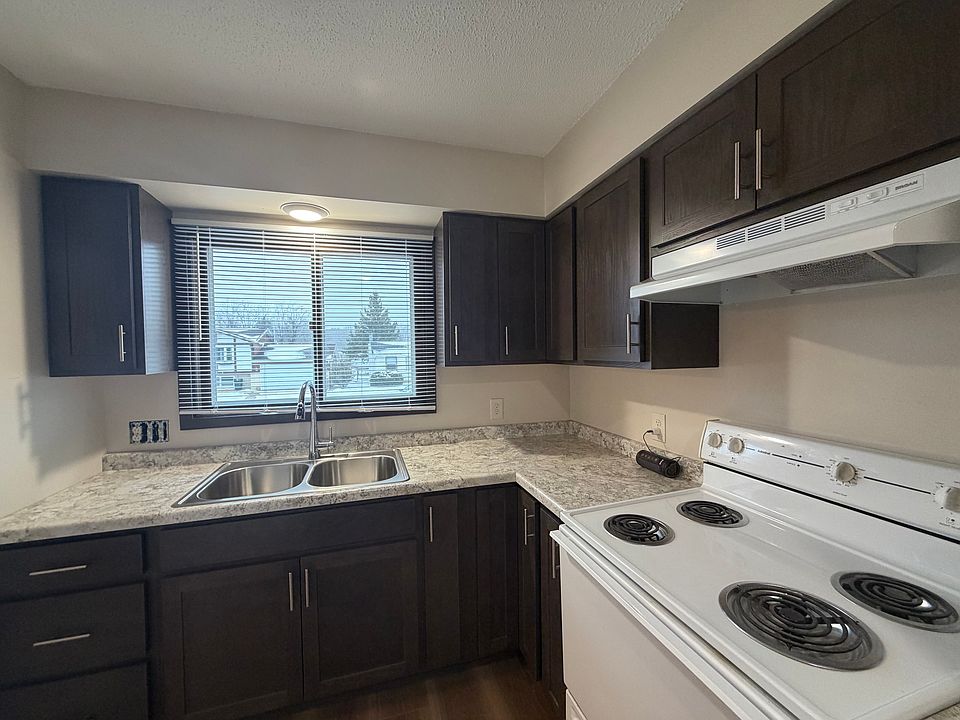 1st image of 905 Redwood St W #3