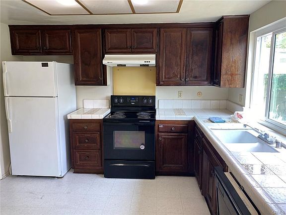 3rd image of 3851 Blackthorn St