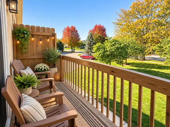 1140 Greenwood Cir #1140, Woodstock, IL 60098