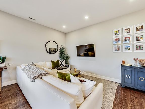 4th image of 2324 N Winchester Ave #303