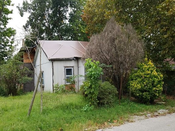 3rd image of 914 W Henry St
