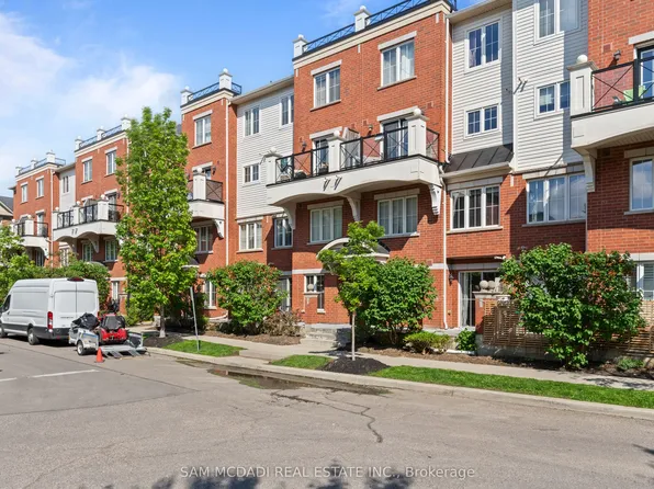 39 Hays Blvd #3, Oakville, ON L6H 0J1