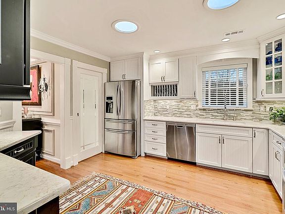 4th image of 10461 Willowspring Ln