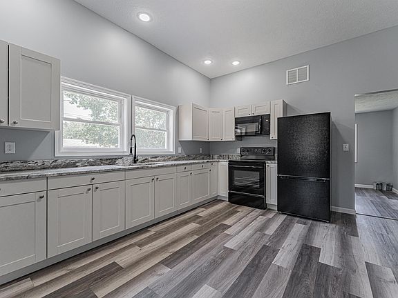 5th image of 1116 Broadway St