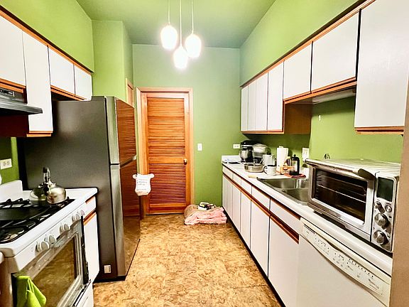 3rd image of 563 Woodhaven Dr
