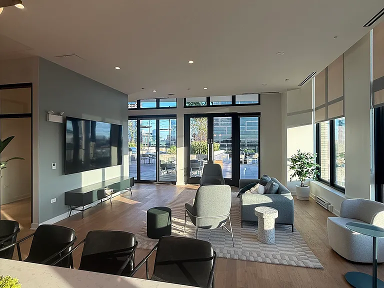 1100-15 W Grand Ave #318 — Photo 33
