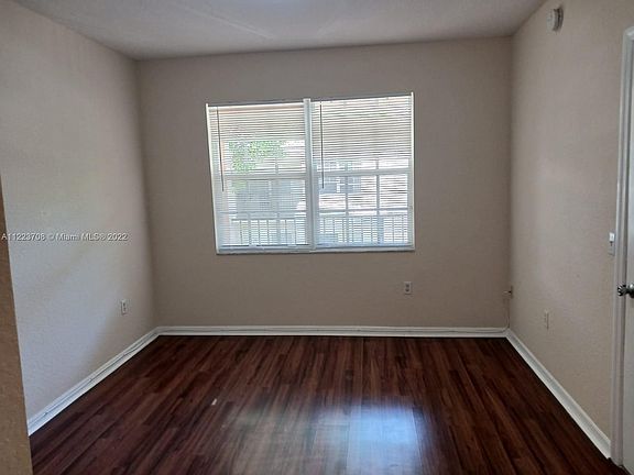 3rd image of 2405 Belmont Ln #2405