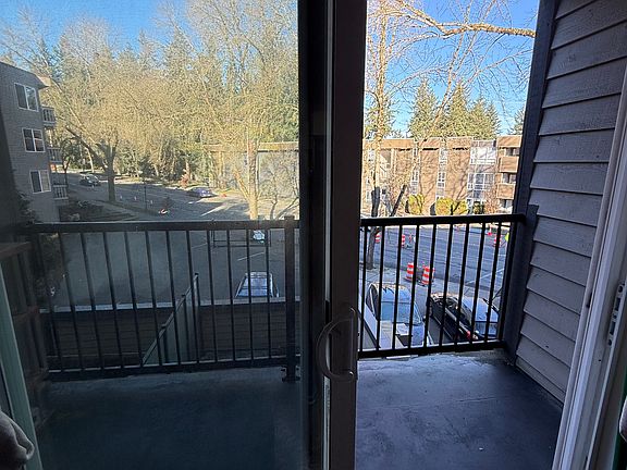 5th image of 840 NE 125th St APT 205