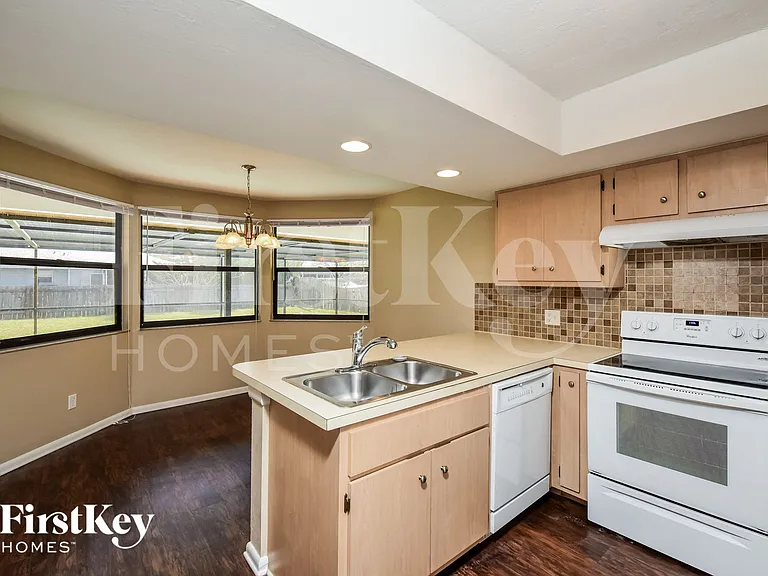 4141 SW 6th Pl — Photo 5