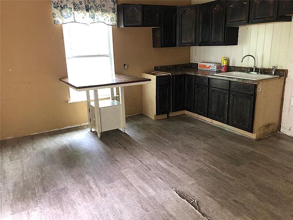 3rd image of 208 Jones St