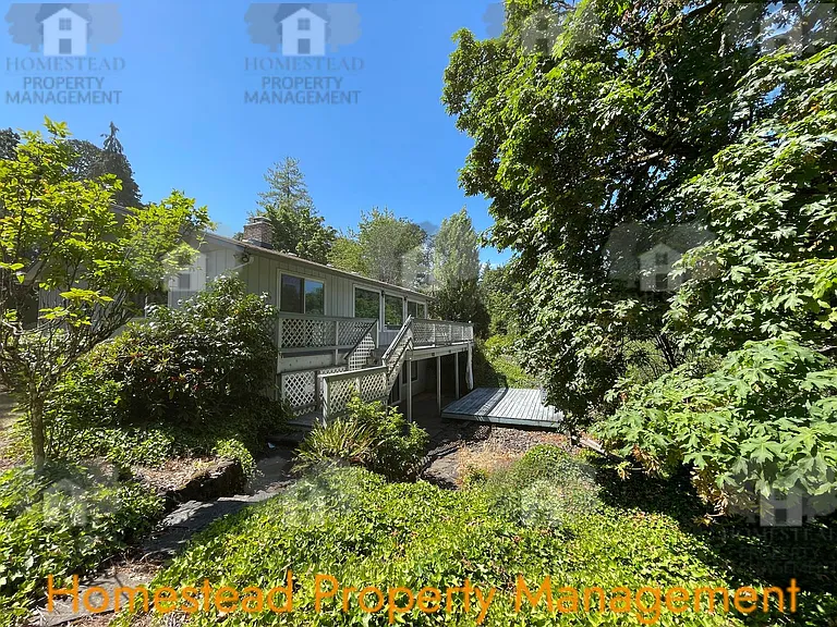 999 SW Hunter St — Photo 4
