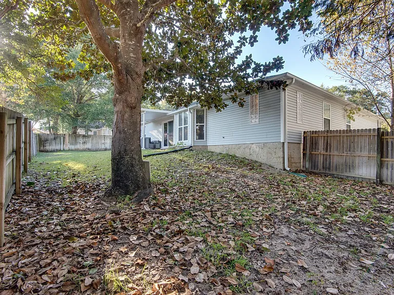 128 Menzel St — Photo 29