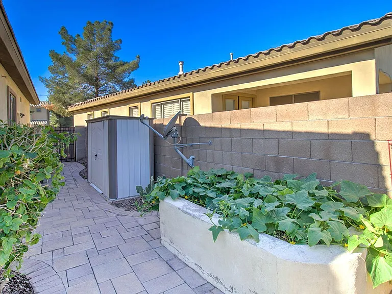 1833 W Periwinkle Way — Photo 10