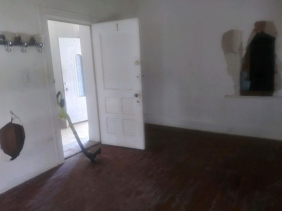 4th image of 2832 Stanton Ave