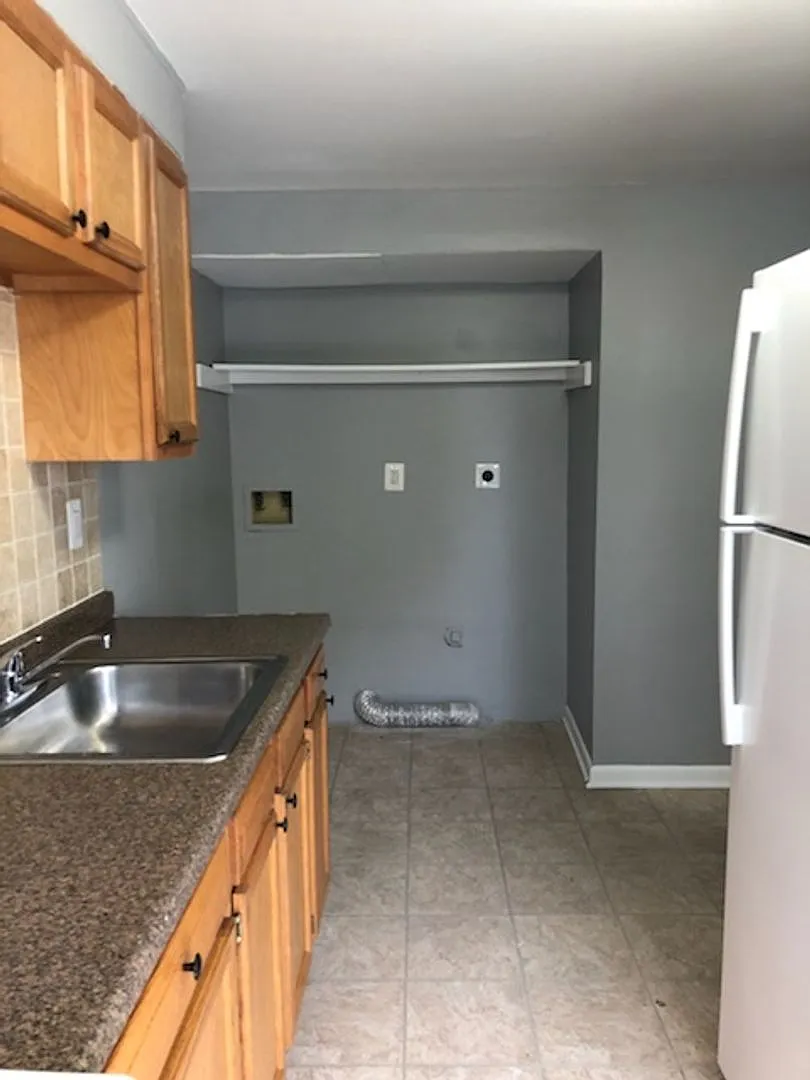 Baltimore - 2 Bedrooms and 1 baths Available! — Photo 2