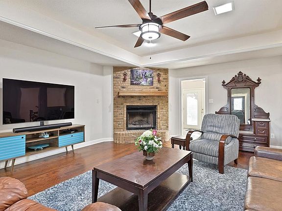 2nd image of 401 Greensprings St