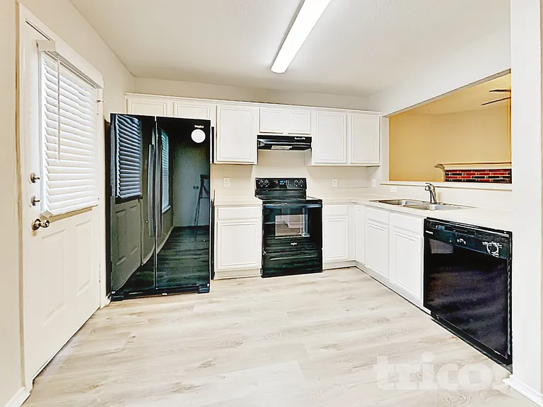 1320 Cleardale Dr — Photo 7