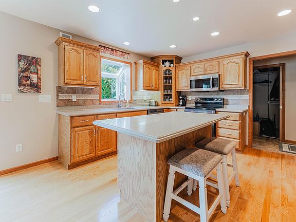 2nd image of 2545 Gaslight Ct