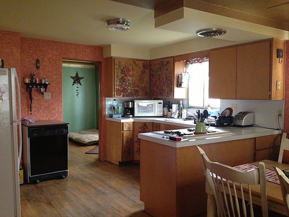 Spacious eat in kitchen