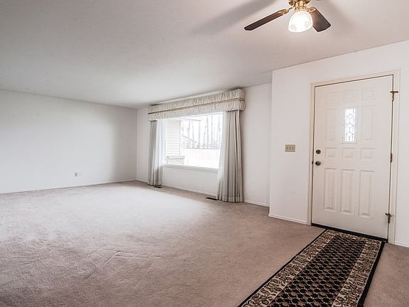 3rd image of 757 Aspen Ave